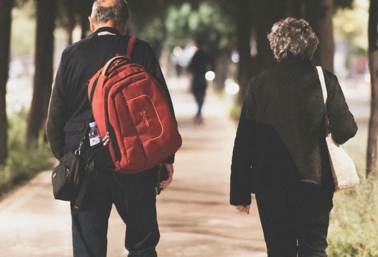 Online dating: starting a conversation on a niche platform