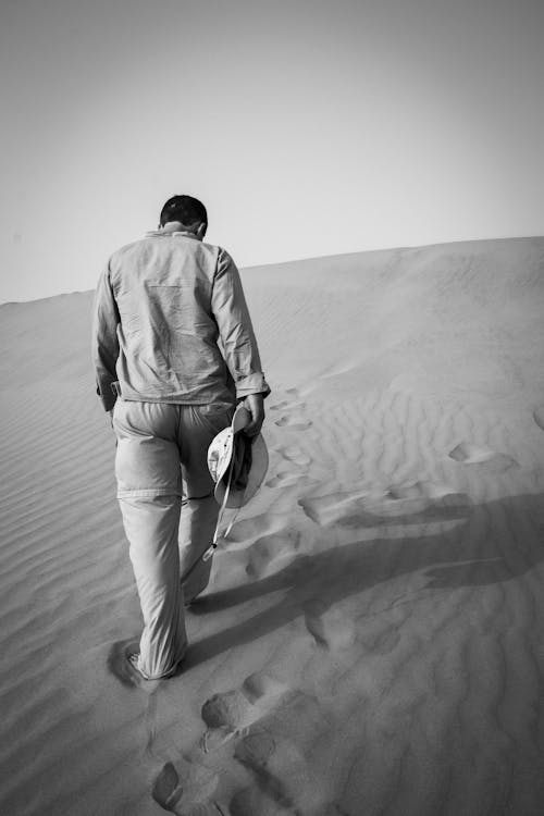 Foto d'estoc gratuïta de blanc i negre, caminant, d'esquena