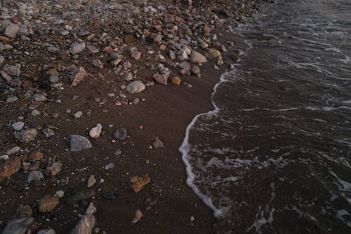 Acqua In Riva Al Mare Con Rocce