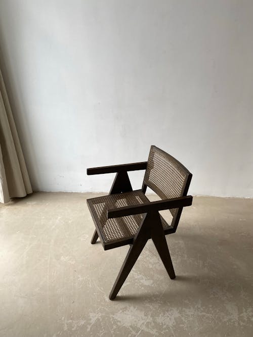 Darmowe zdjęcie z galerii z białe tło, krzesło, mur