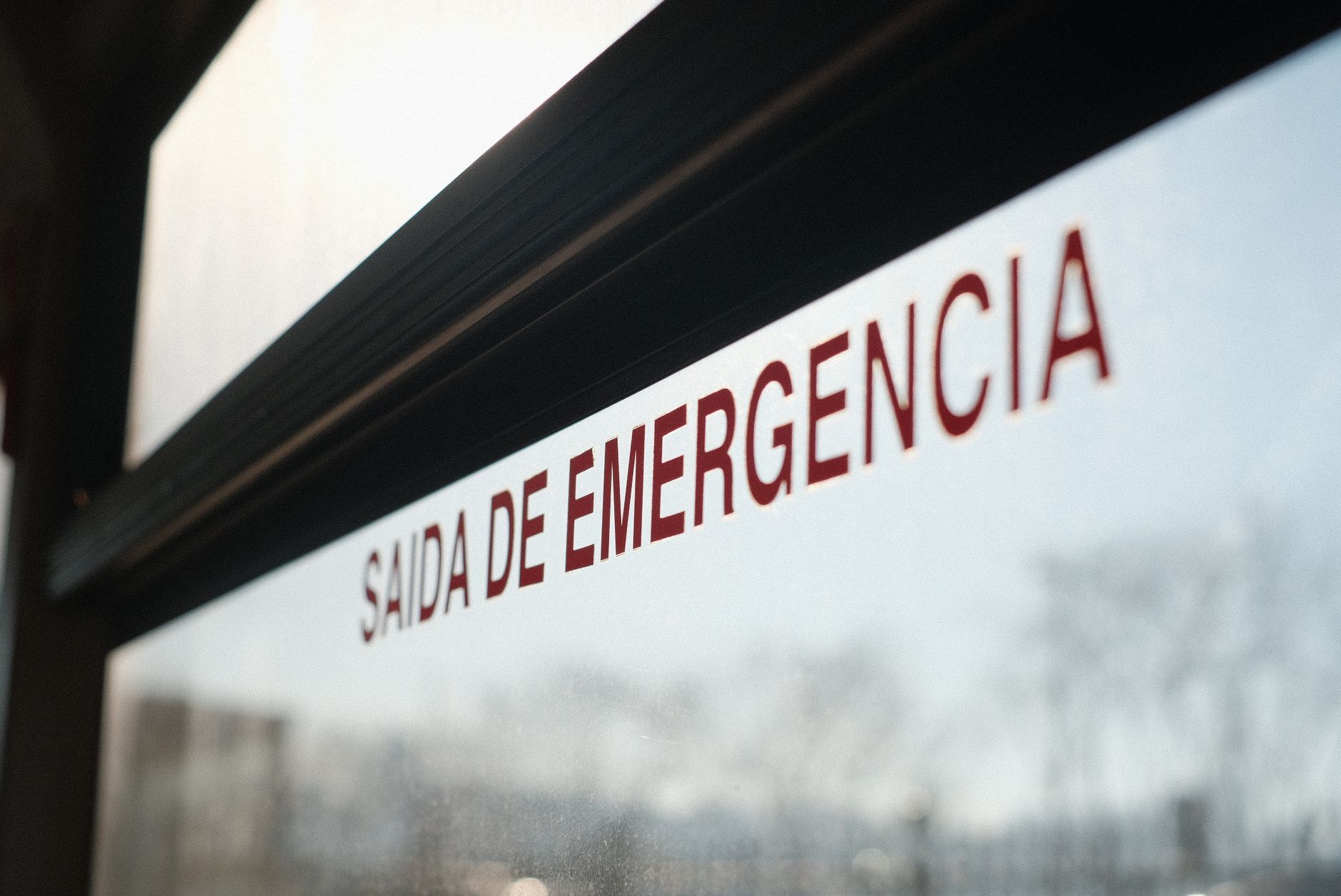 Vista aérea de un centro médico moderno, simbolizando accesibilidad y tecnología