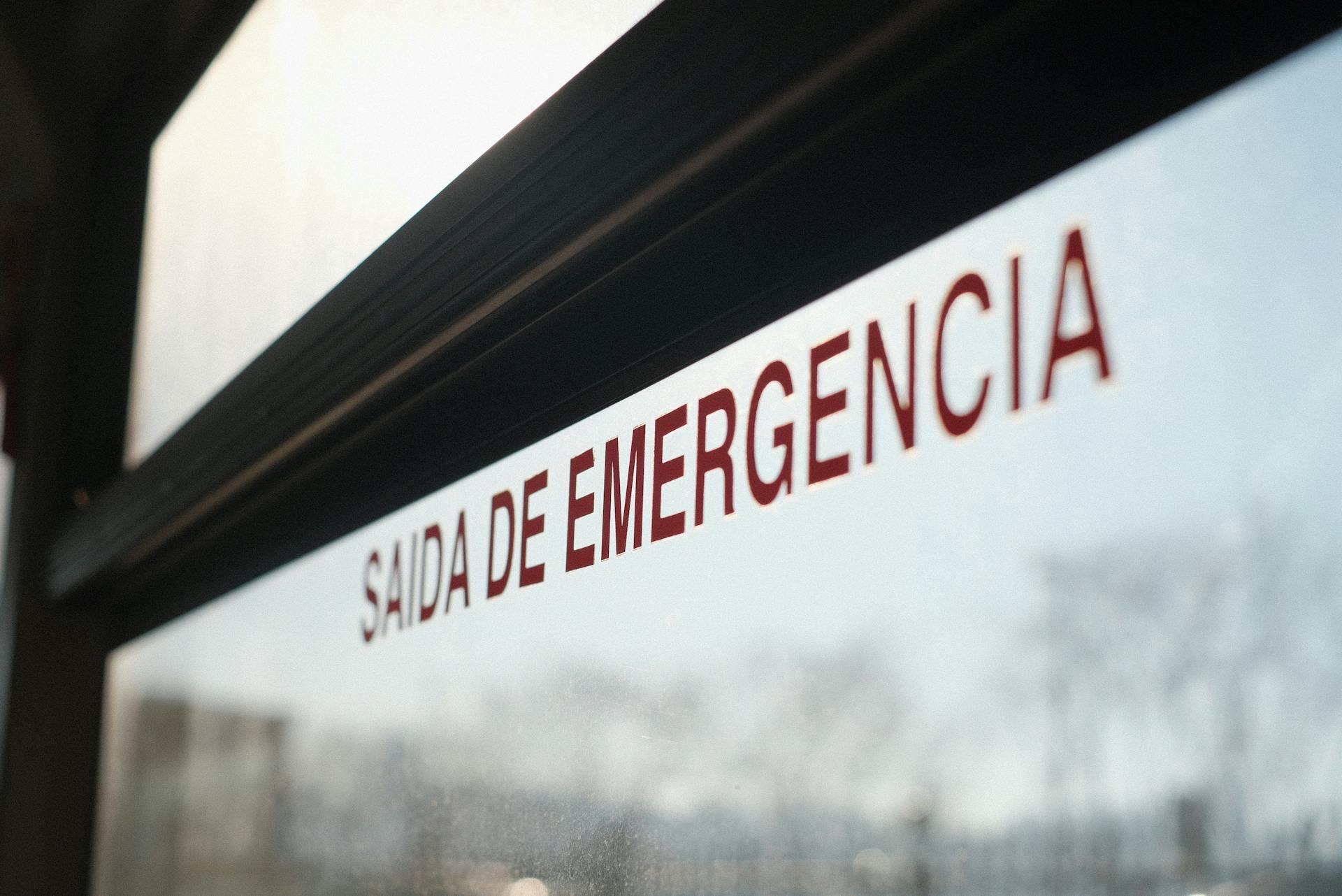 Close-up of emergency exit window with text 'SAIDA DE EMERGENCIA' in Barcelona bus.