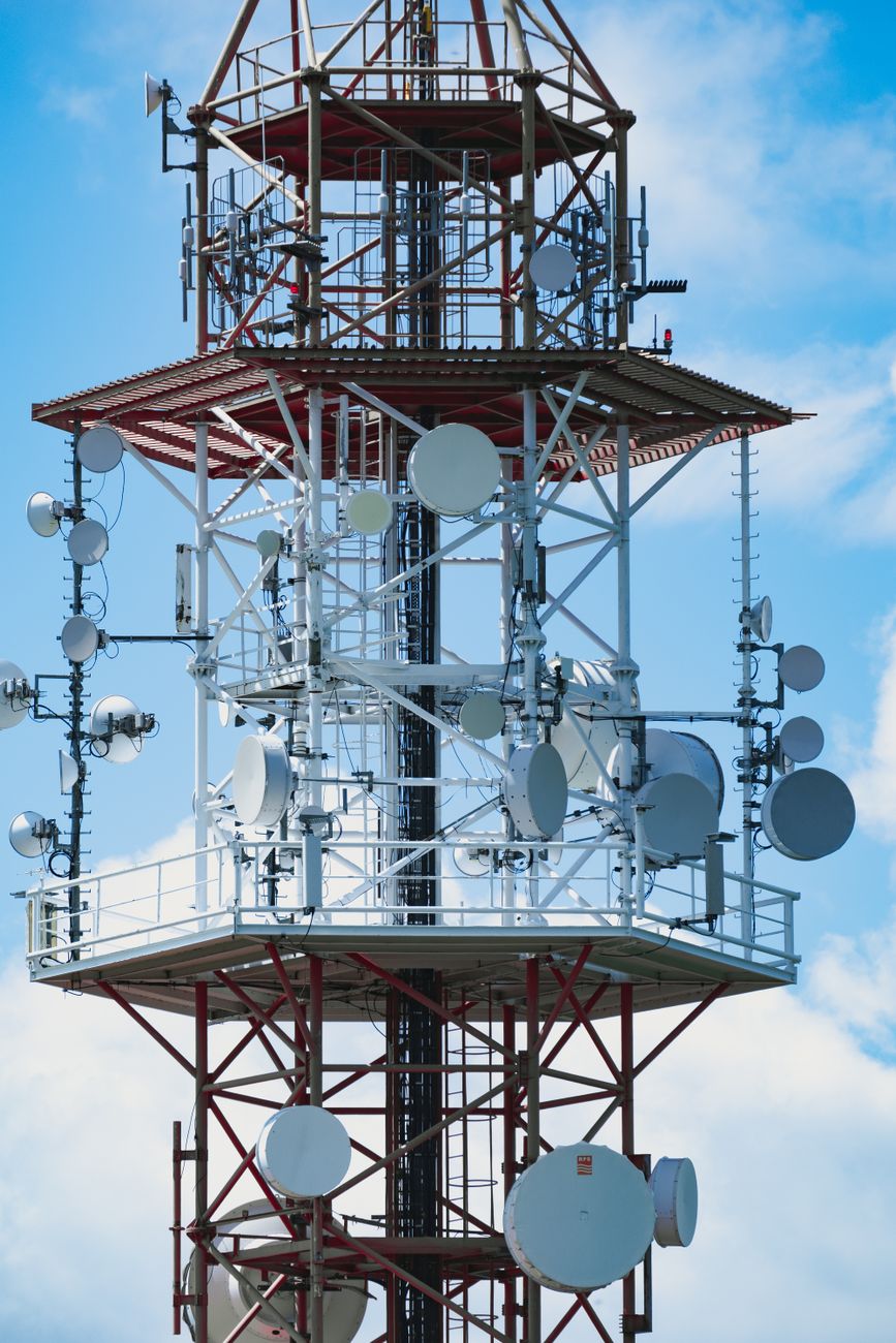 Communications mast and antennas reflecting the spectrum assets ACMA says should be renewed without a disruptive auction.
