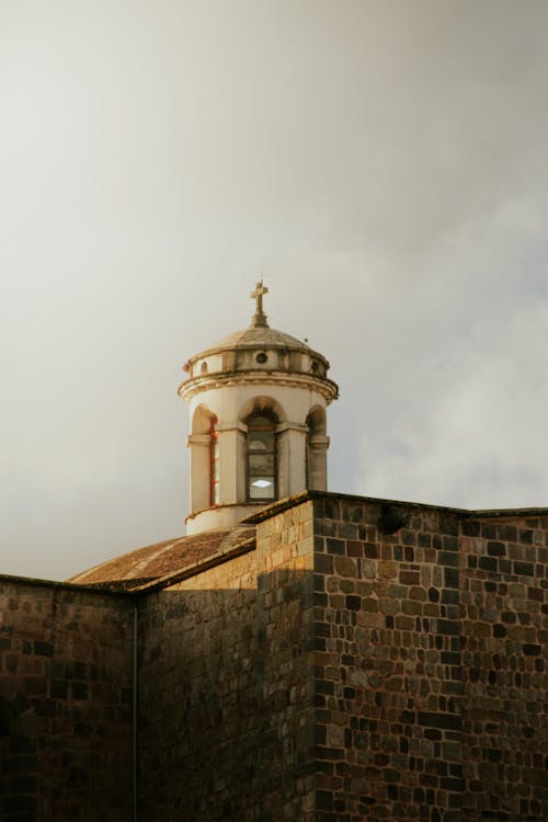 Foto d'estoc gratuïta de catòlic, edifici, ennuvolat