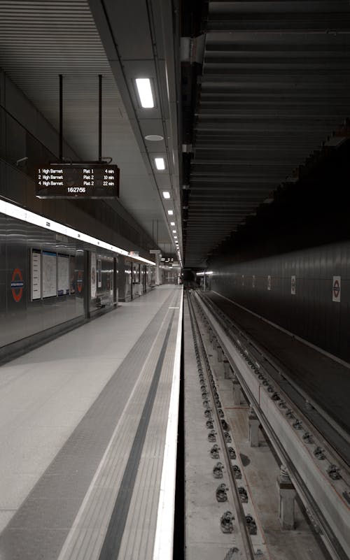 Immagine gratuita di bianco e nero, ferrovia, piattaforma della metropolitana
