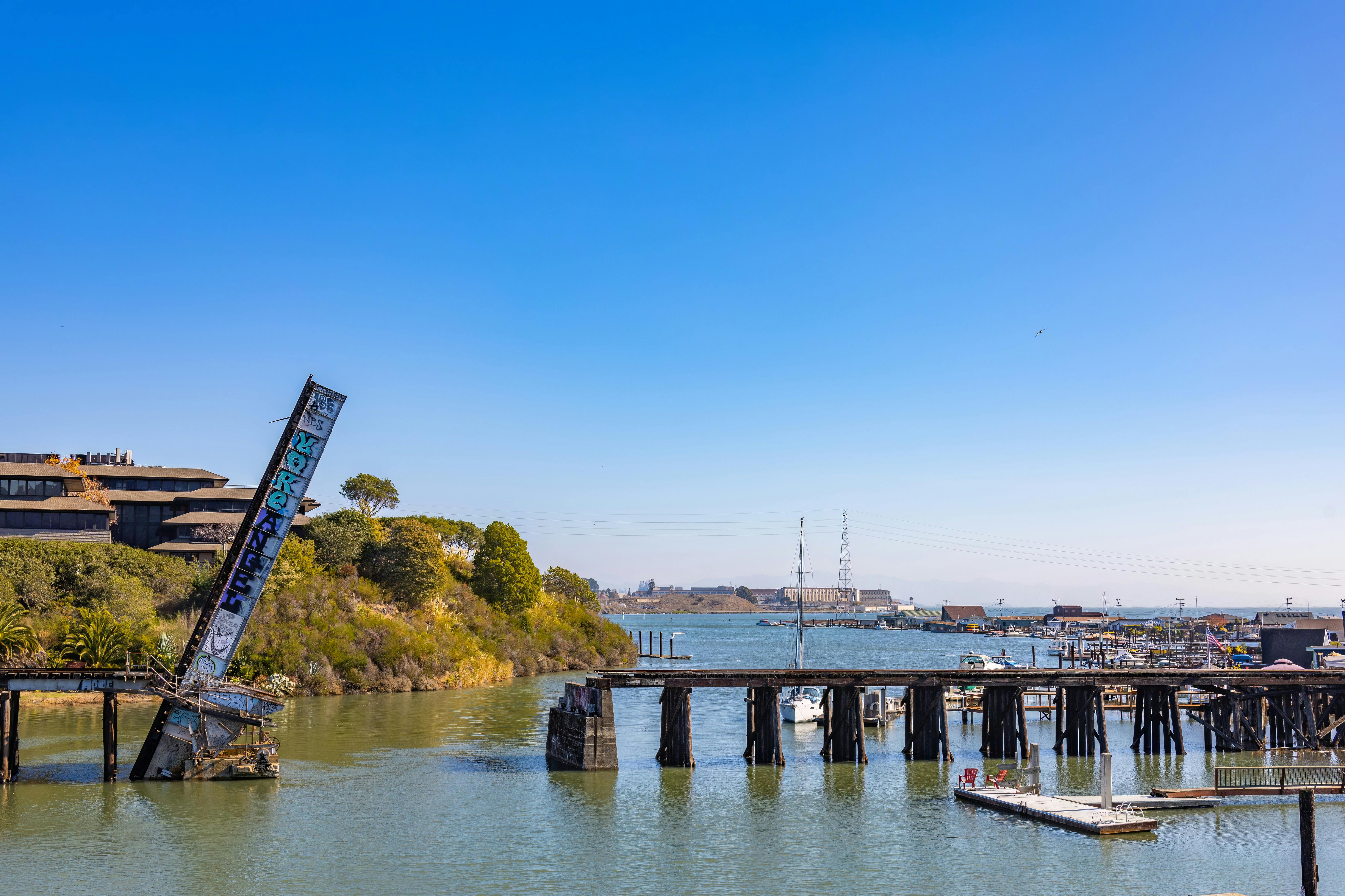 Folding Bridge in Harbor · Free Stock Photo
