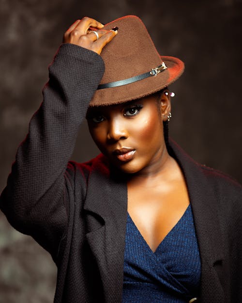 Gratis lagerfoto af afrikansk kvinde, brun hat, hat