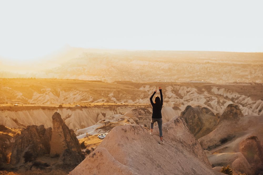 Persona che raggiunge la cima di un sentiero al sorgere del sole, simbolo di un percorso di crescita personale