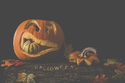 Jack O'lantern Sur Une Surface En Bois Marron