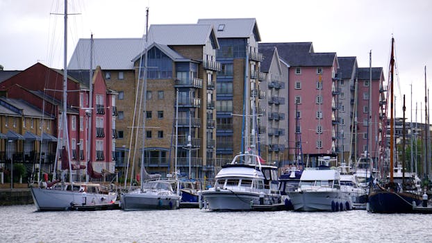 风景优美的码头边，现代公寓和游艇尽享海滨景色