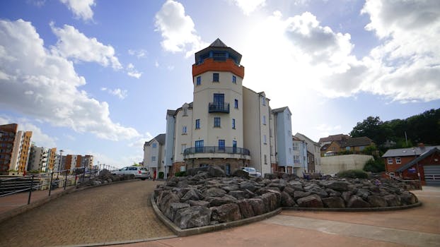 在阳光明媚的日子里，现代公寓楼在城市景观中设计独特