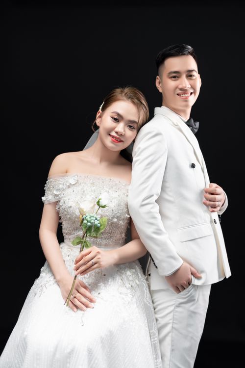 Free Beautiful portrait of a young couple in wedding attire, showcasing elegance and joy. Stock Photo