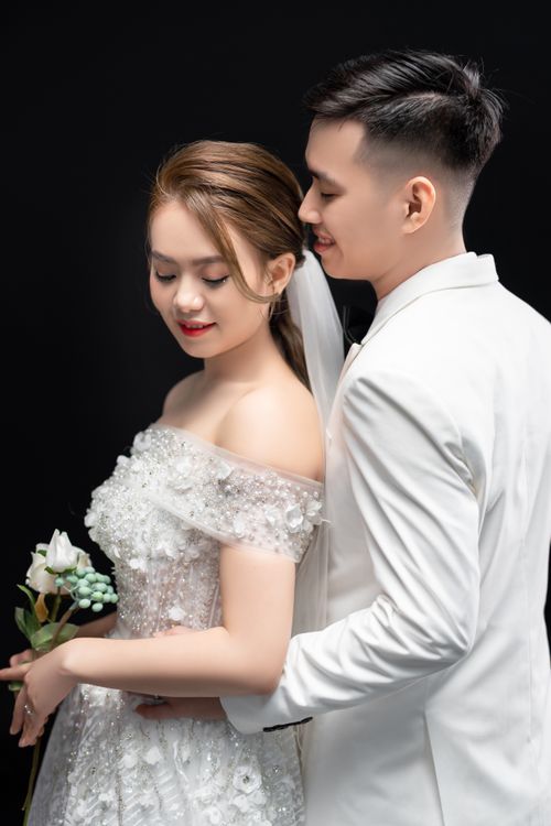 Free Stunning portrait of an Asian couple in wedding attire, highlighting their romantic bond. Stock Photo