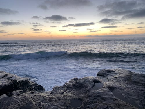 Foto d'estoc gratuïta de cel ennuvolat, formació rocosa, mar