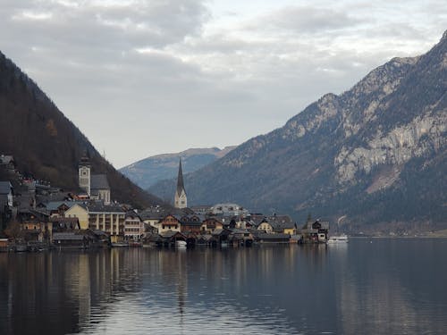 Kostenloses Stock Foto zu berge, bewölkter himmel, gebäude