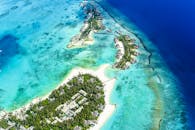 马尔代夫岛屿的航拍令人惊叹，碧绿的海水与白色沙滩相映成趣