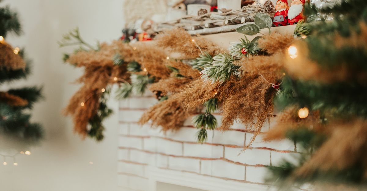 Why Your Christmas Mantel Feels Cluttered, Not Magical (And How to Fix It)