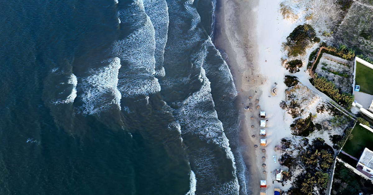 Piekna tunezyjska plaza - widok z lotu ptaka na turkusowe morze i piaszczysta plaze w Tunezji