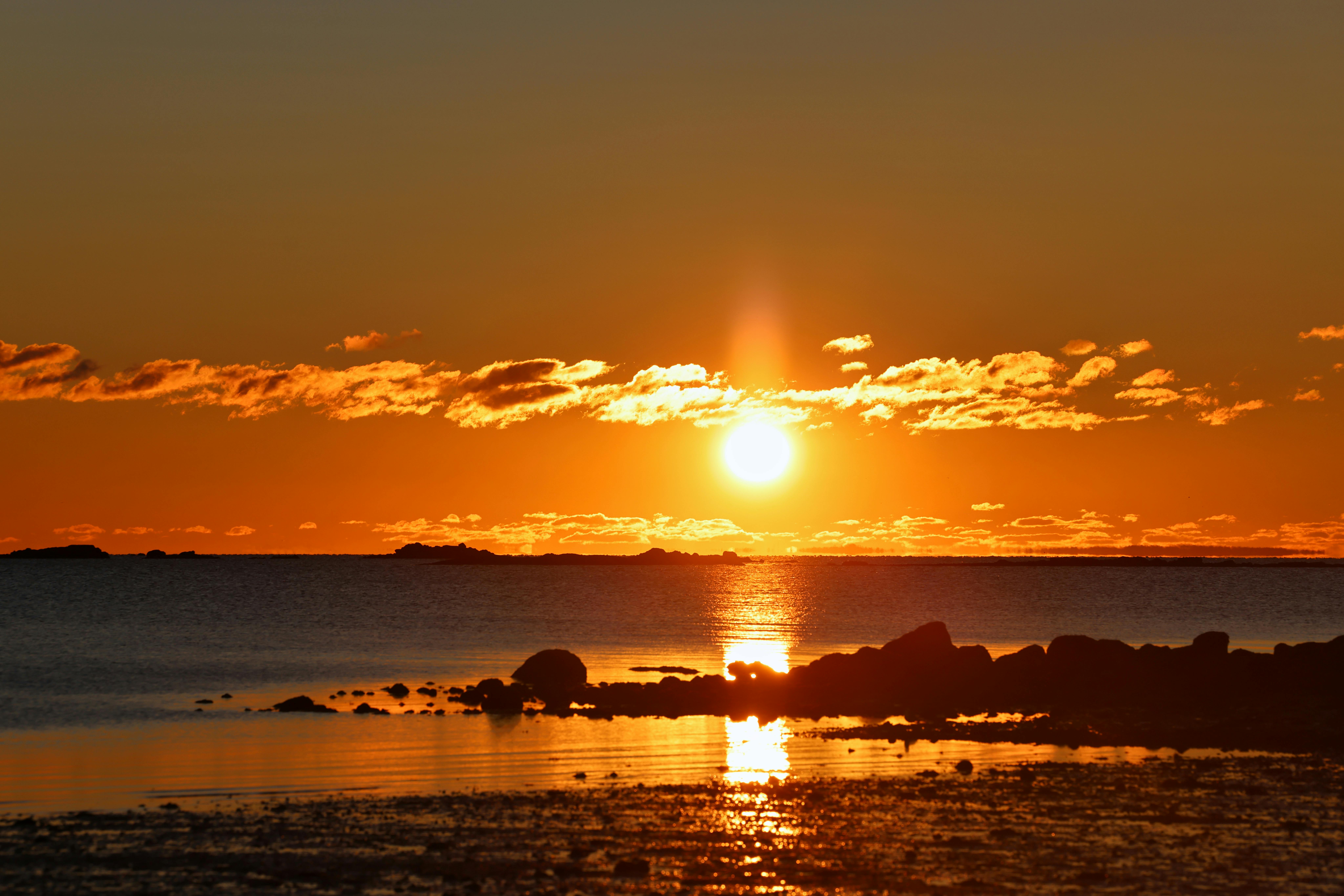 Sun Setting on Horizon at Seashore on Dusk · Free Stock Photo