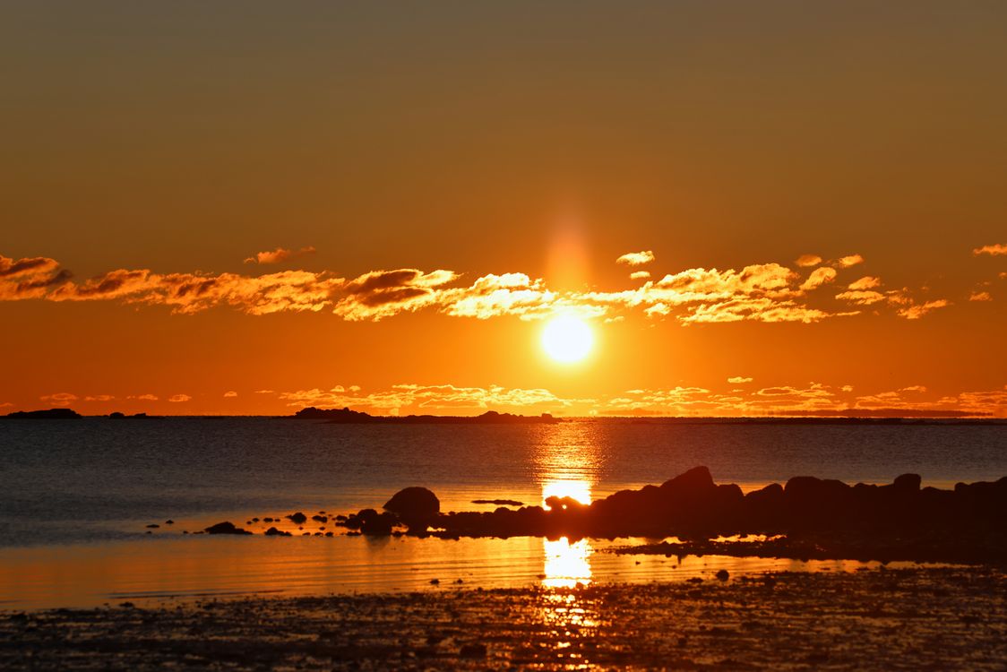 Sun Setting on Horizon at Seashore on Dusk · Free Stock Photo