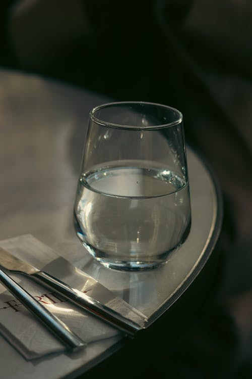 Kostnadsfri bild av bestick, bord, glasss