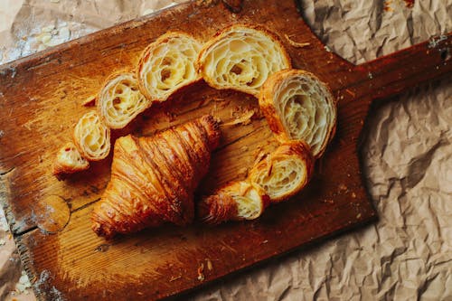 ahşap kesme tahtası, croissant, ekmek içeren Ücretsiz stok fotoğraf