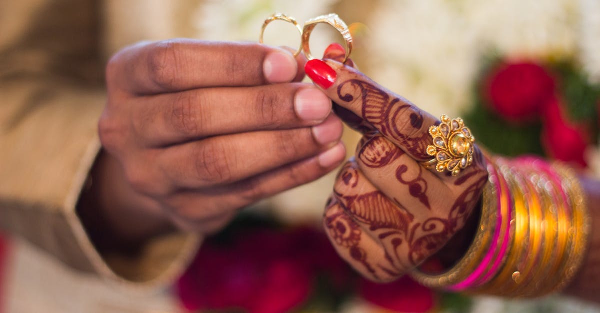 How does henna tattoo work