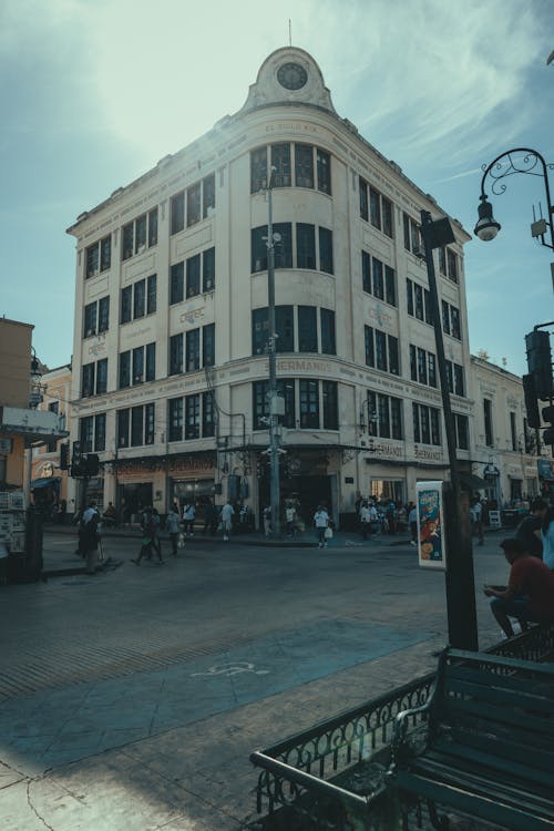 bina, bisiklet şeridi, bulut içeren Ücretsiz stok fotoğraf