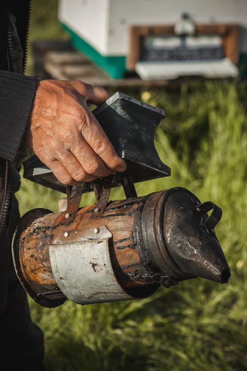 Fotobanka s bezplatnými fotkami na tému držanie, muž, nádoba