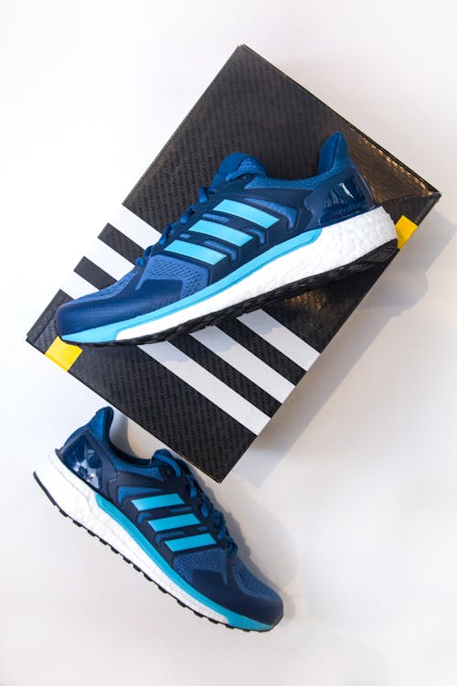 Gratis stockfoto met blauwe adidas-schoenen, blauwe sneakers, boost