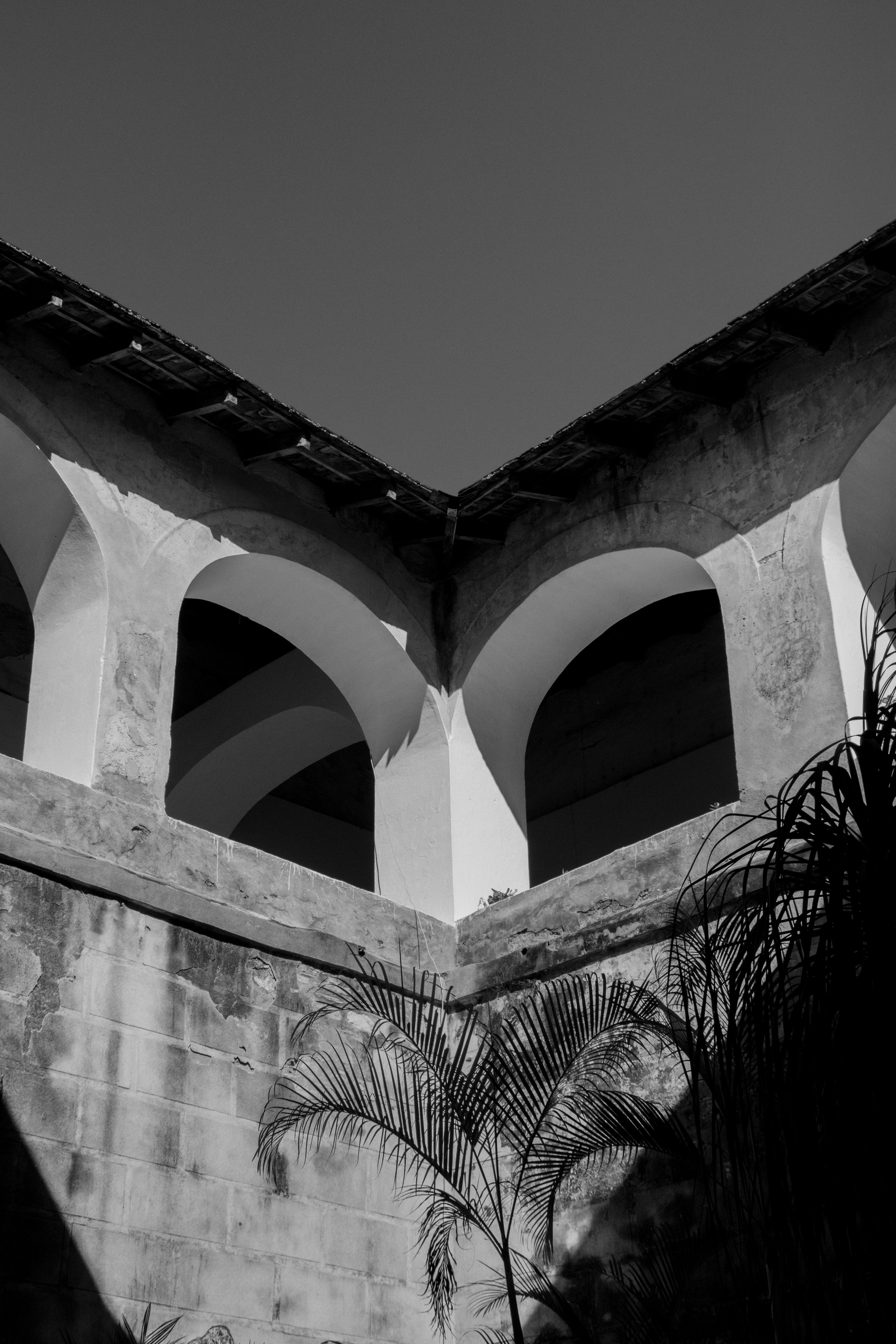 Black and white view of a historic cloister's arched architecture in Xilitla, Mexico.