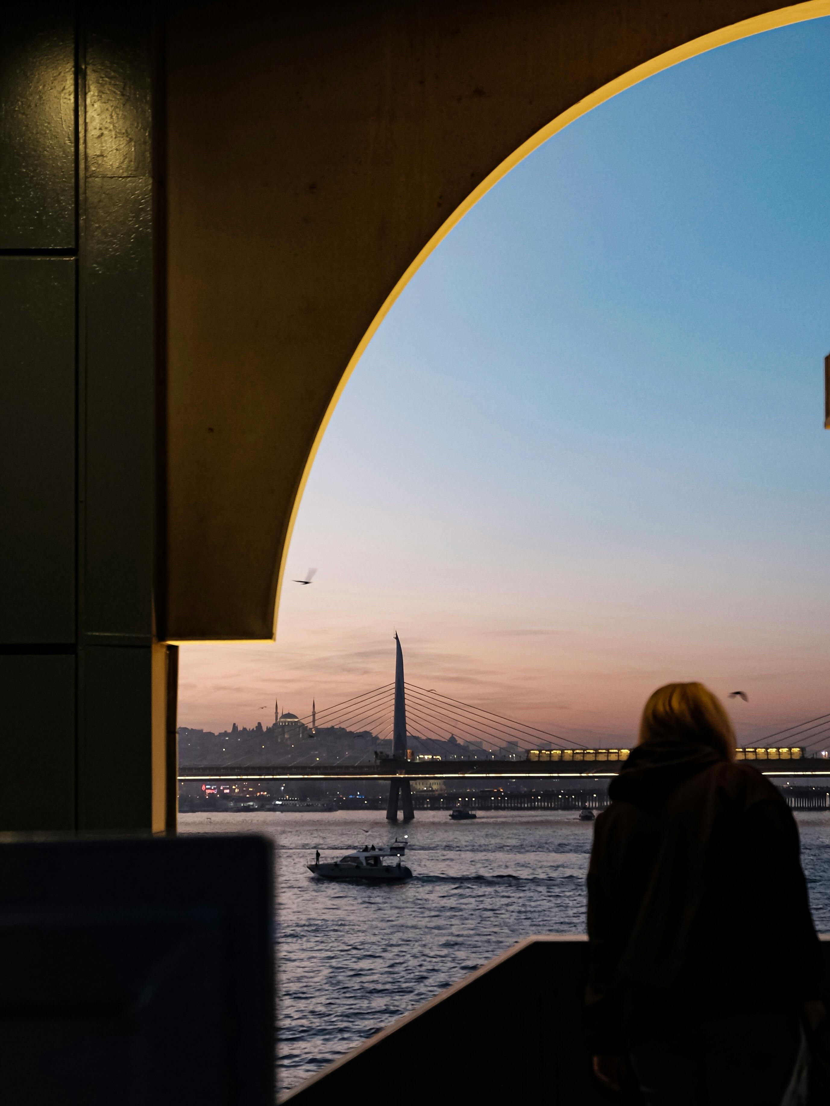 Gratuit Pont Du Métro De La Corne D'or Au Crépuscule Photos
