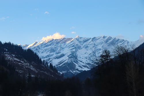 Gratis lagerfoto af bjerge, blå himmel, dal