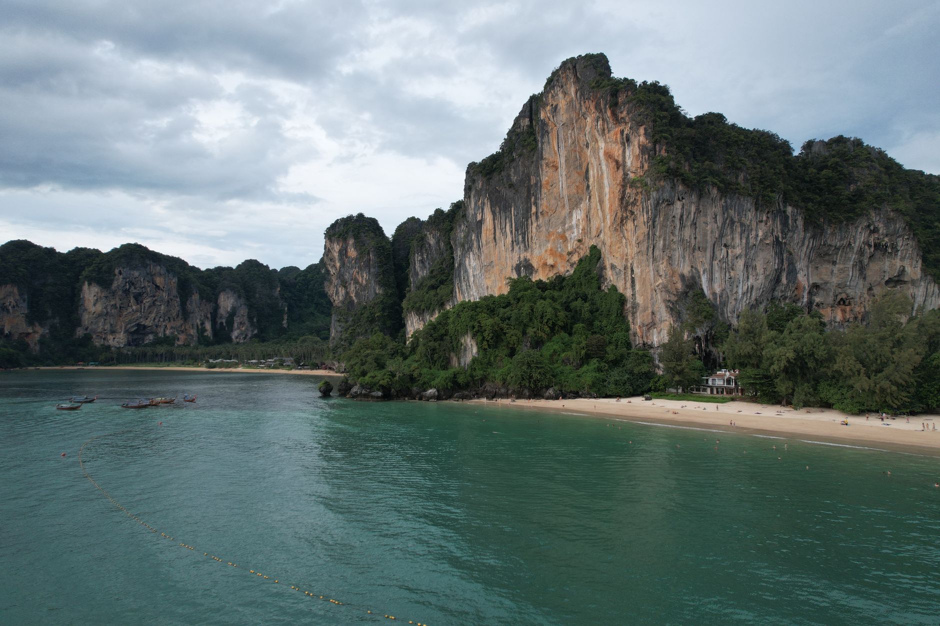 Panduan Lengkap Railay Beach, Krabi, Thailand: Surga Pantai Eksotis di Asia untuk Wisatawan Indonesia