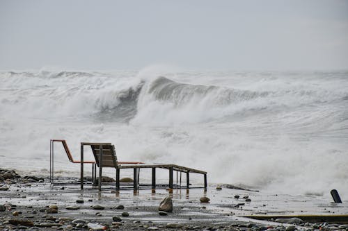 Photos gratuites de bord de mer, chaise longue, grandes vagues