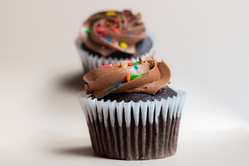 Photos gratuites de aliments, arrière-plan flou, cupcakes au chocolat