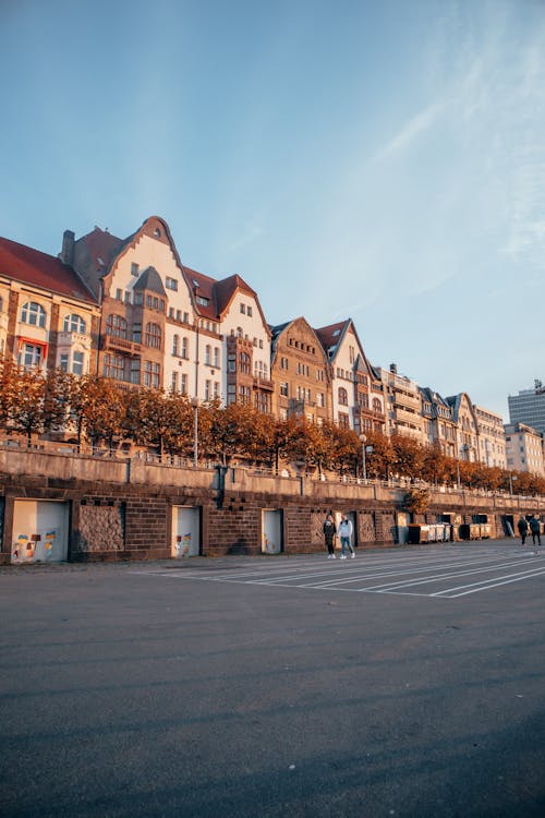 Základová fotografie zdarma na téma architektura, bílé mraky, budovy