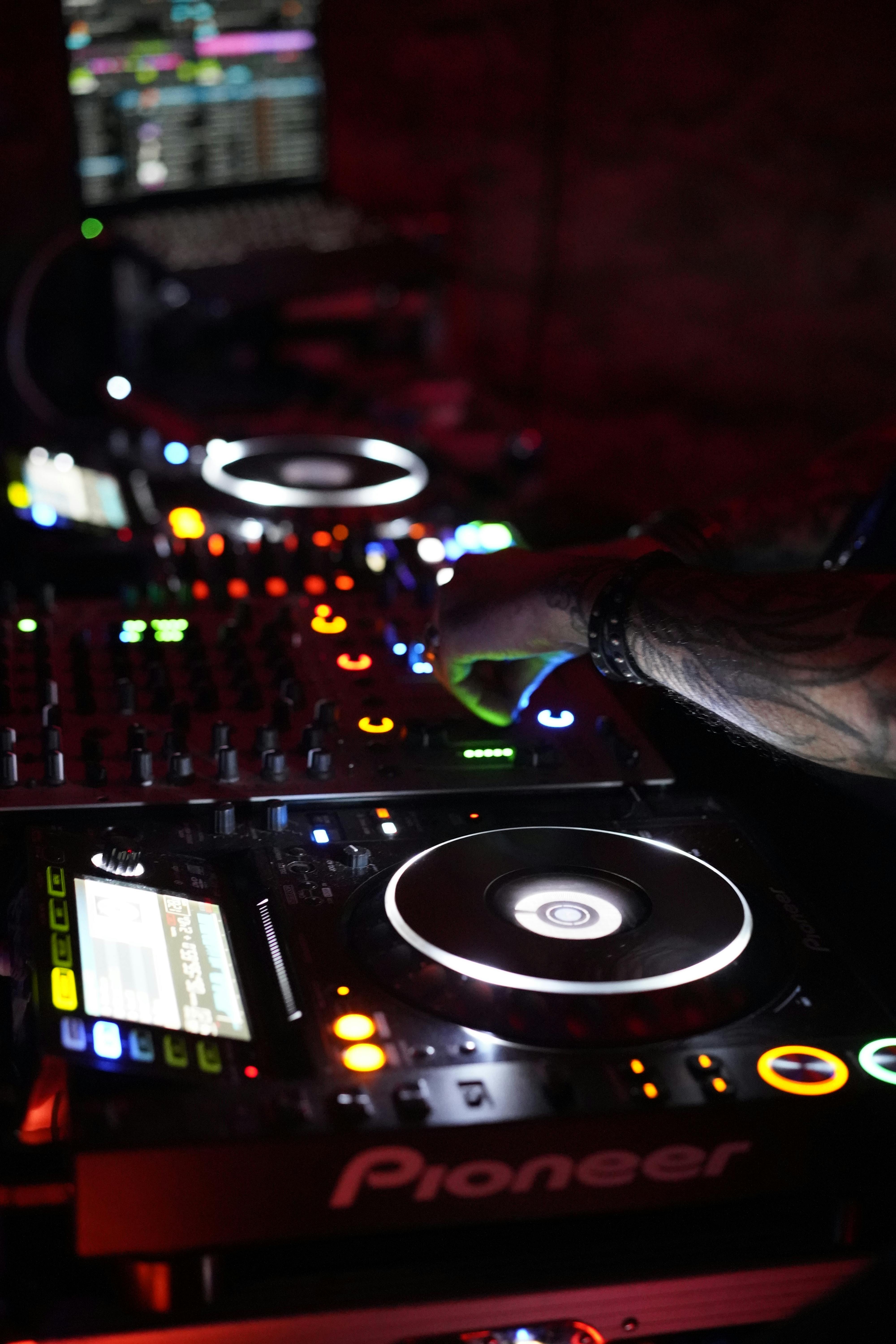 The legendary Dj Friction puts the new Pioneer CDJ-900NXS mixer to the test  #DnB | sceneTO