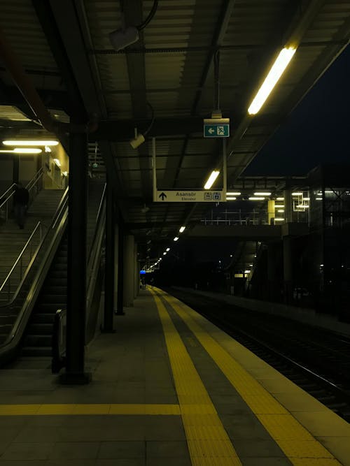 Kostnadsfri bild av järnväg, kollektivtrafik, mörk
