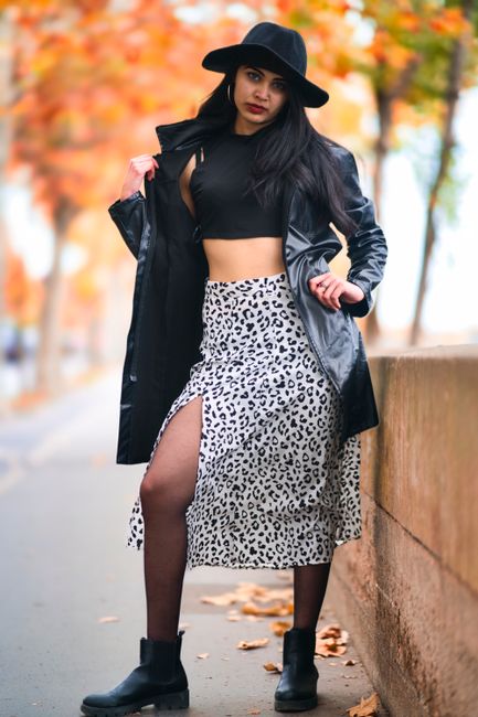 Chapeau noir, long manteau en cuir et jupe léopard : la tenue que j'adore en automne 🍁
#lookdujour #black #coat #hat