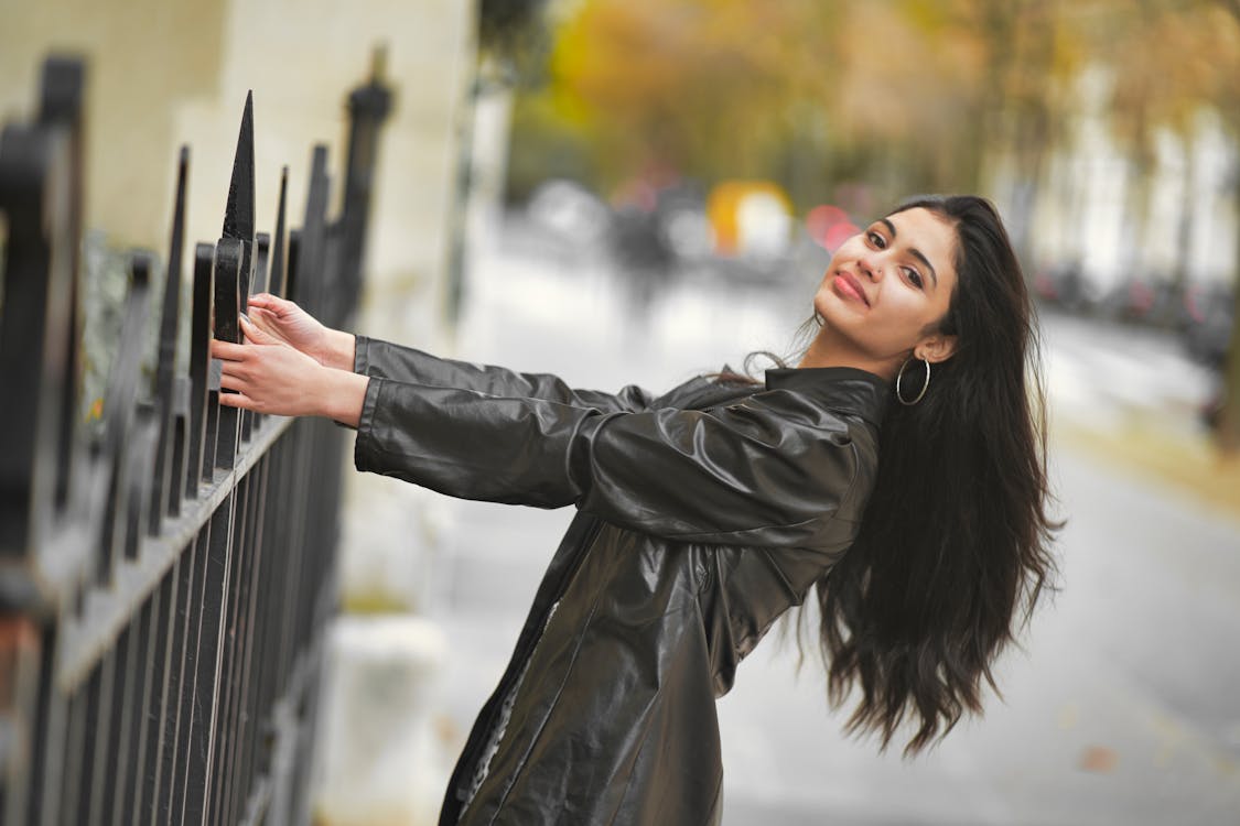 Photos gratuites de à la mode, beau, blouson noir en cuir