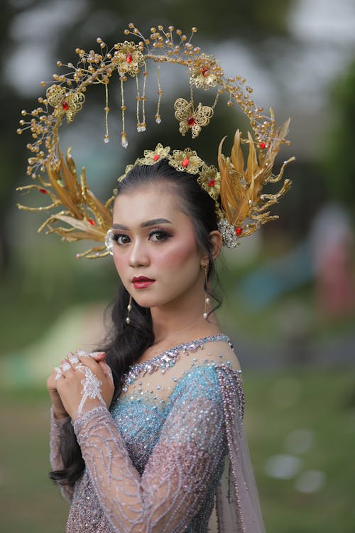 Immagine gratuita di abbigliamento tradizionale, corona, donna
