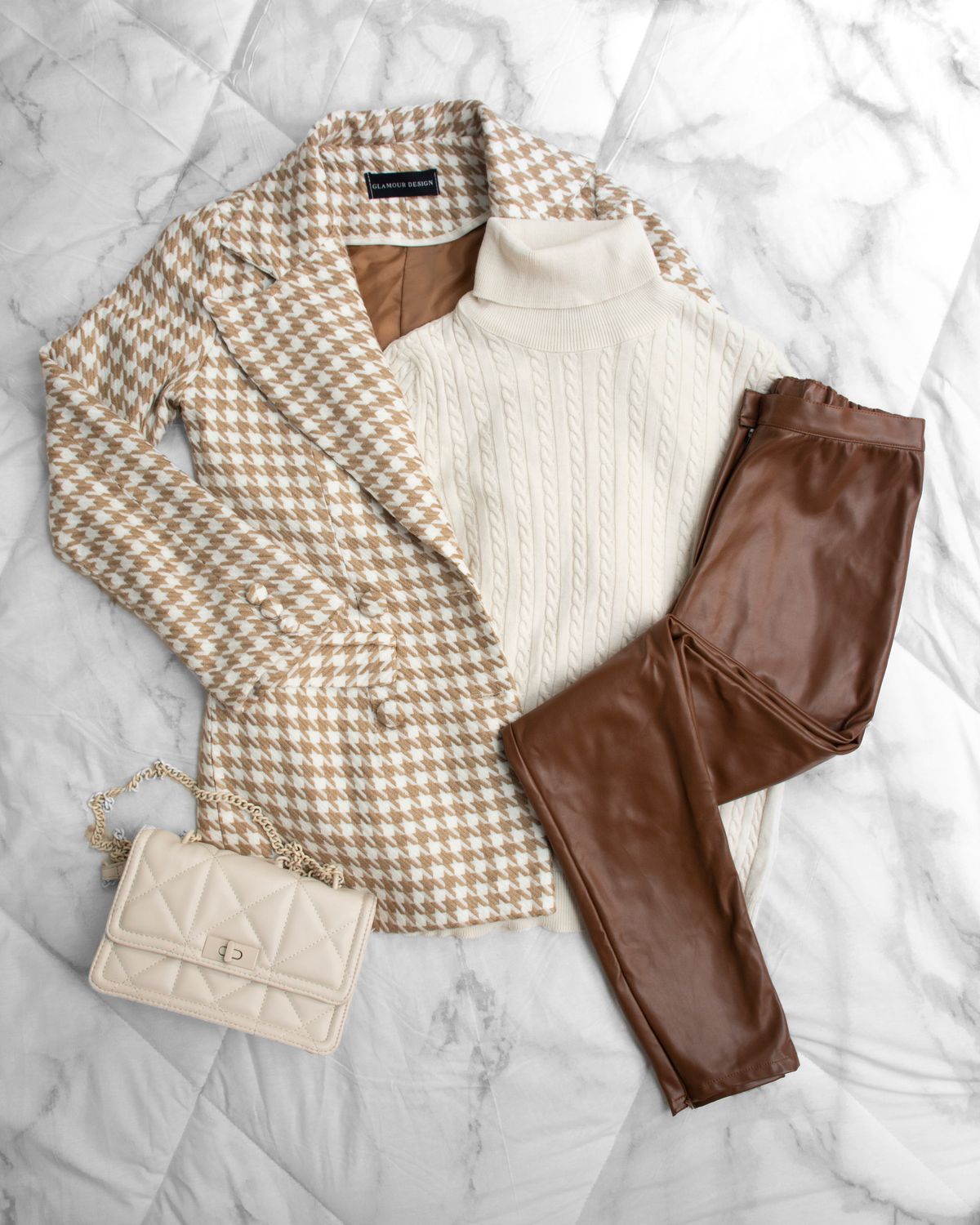 Flat-lay классического гардероба: жакет, водолазка, брюки и сумка — Pexels