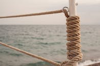 这幅描绘航海主题的柱子上，展示了以海洋为背景的绳结细节