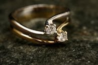 一枚镶有金色与铂金带的精致钻戒特写，象征着奢华与优雅