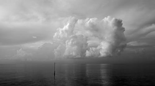 無料 ニンバス雲のモノクロ写真 写真素材