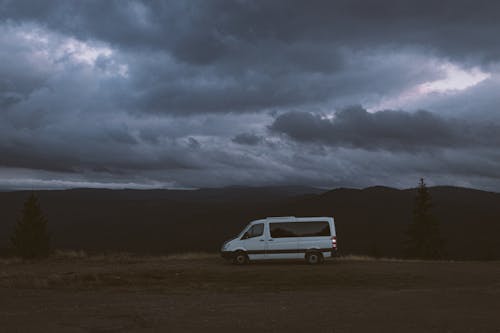 Foto profissional grátis de acampamento, automóvel, colina