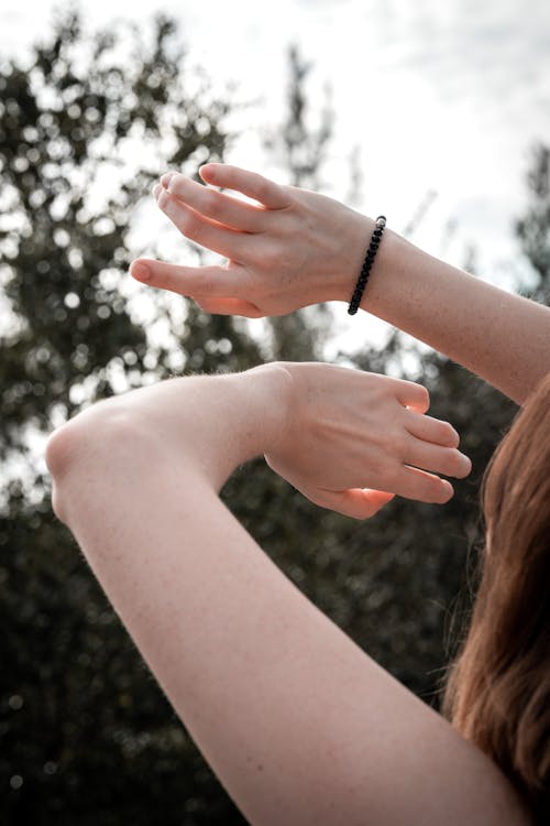 Foto stok gratis gelang manik-manik, kaum wanita, lengan terangkat