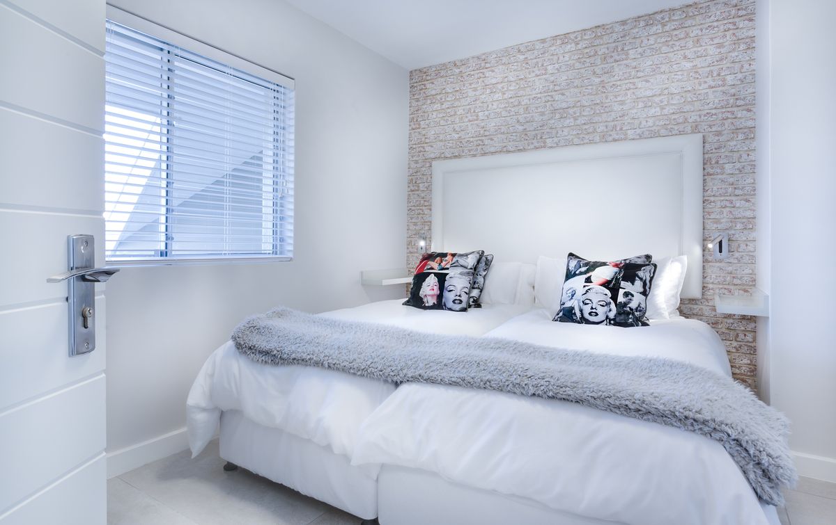 Wall Art for a Rental Apartment — Maximum Impact, Zero Damage