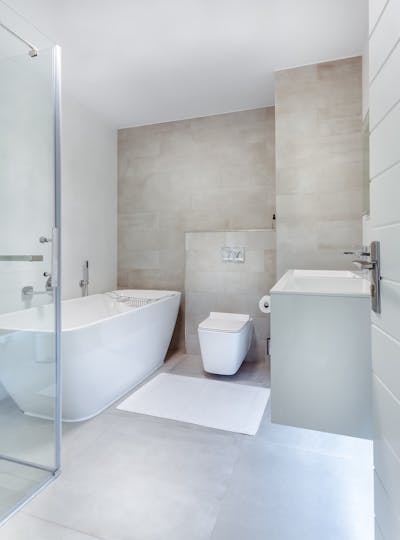 Quarto de hotel económico, limpo e simples
